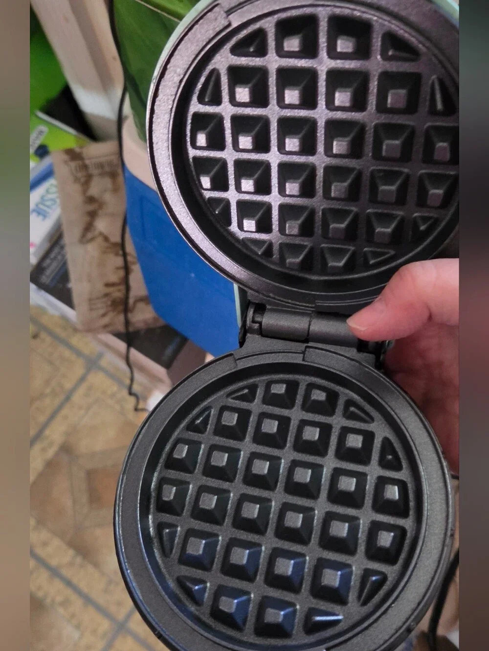 🍍 DASH Mini Waffle Maker, EUC In Box